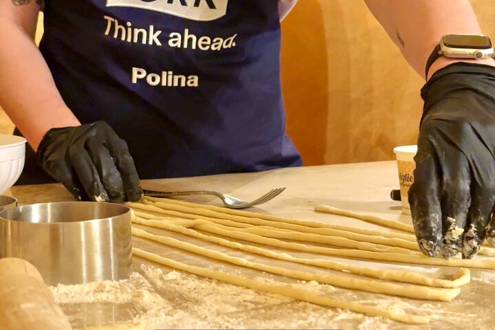 Siena: Pasta and Tiramisu Small Group Cooking Class with Wine
