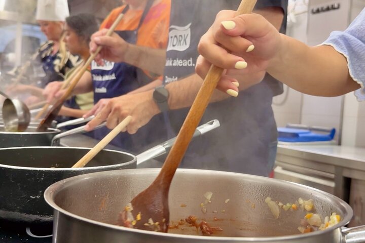 Siena: Pasta and Tiramisu Small Group Cooking Class with Wine