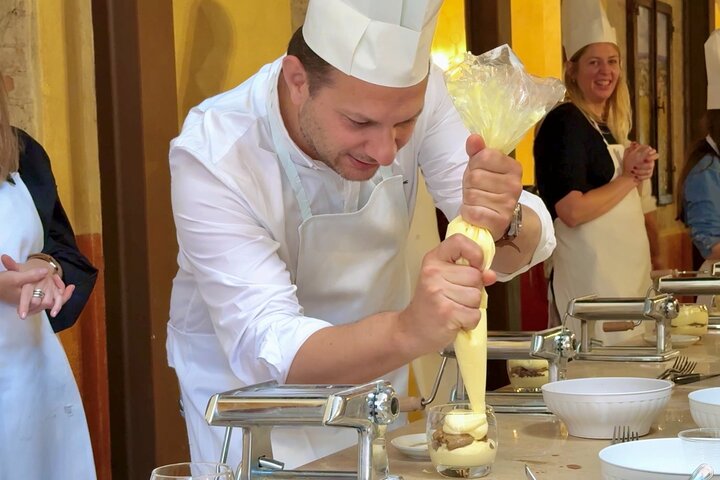 Siena: Pasta and Tiramisu Small Group Cooking Class with Wine