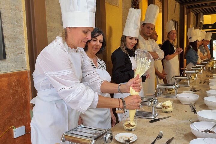 Siena: Pasta and Tiramisu Small Group Cooking Class with Wine
