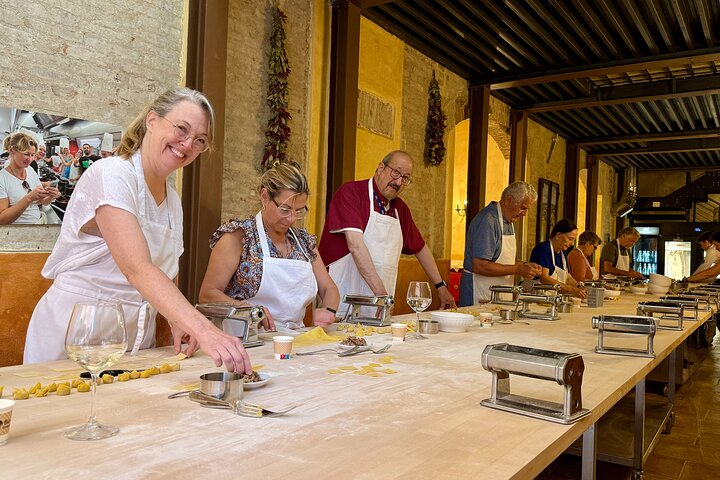 Siena: Pasta and Tiramisu Small Group Cooking Class with Wine