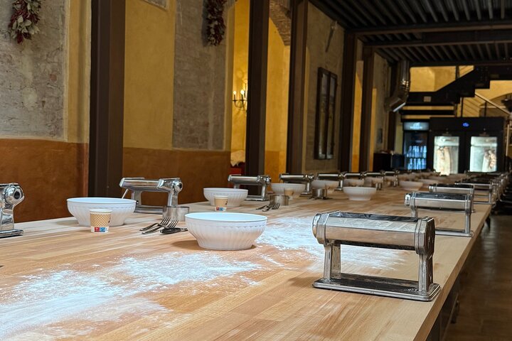 Siena: Pasta and Tiramisu Small Group Cooking Class with Wine