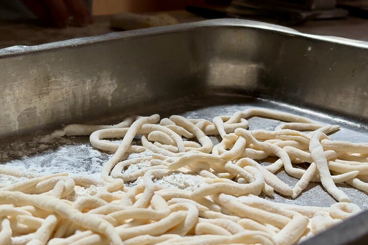 Siena: Pasta and Tiramisu Small Group Cooking Class with Wine