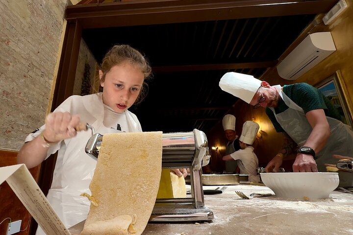 Siena: Pasta and Tiramisu Small Group Cooking Class with Wine