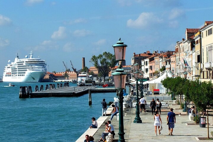 Private Transfer from the cruise port in Amsterdam to Zaandam