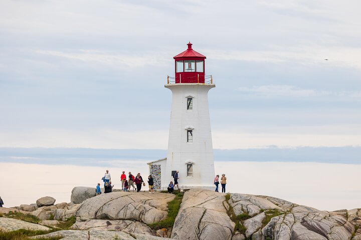Halifax Premium Tour: Peggy's Cove, Citadel & Titanic Cemetery