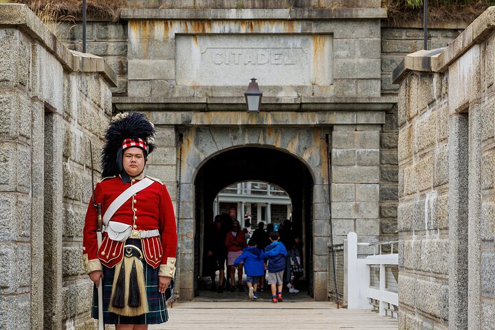 Halifax Premium Tour: Peggy's Cove, Citadel & Titanic Cemetery