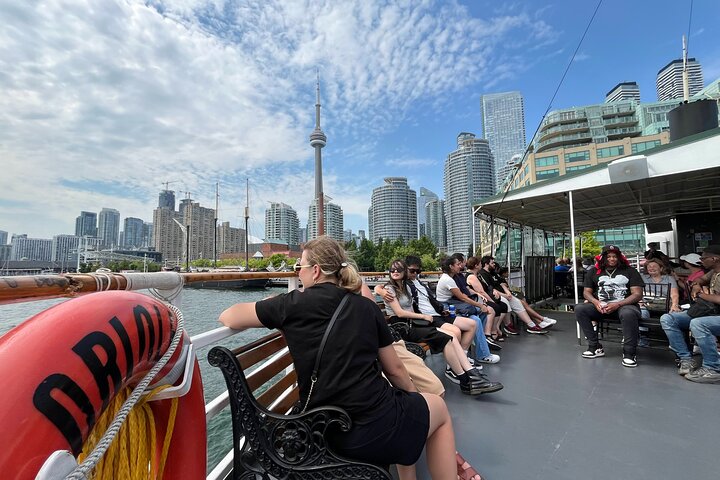 60-Minute Toronto Sightseeing Harbour Tour