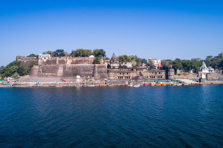 Heritage and History: Maheshwar Day Tour from Indore