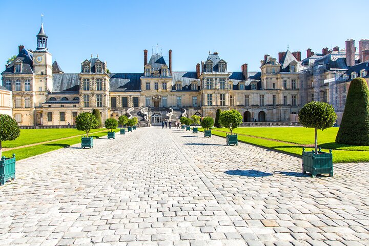 Fontainebleau Castle & Provins Medieval City with hotel pick up