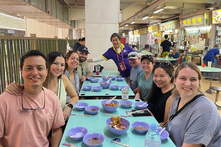 Small Group: Michelin and Local Hawker Food Tour with 9 tastings