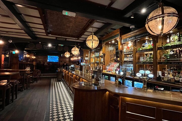 Nottingham Private Historic Pub Tour with Free Drinks