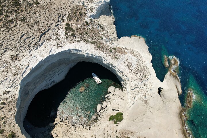 Milos: Half-Day Speedboat Cruise to Kleftiko with snorkeling tour