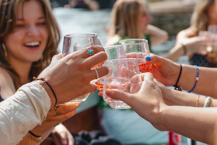 Groningen: Relaxing boat tour with unlimited drinks: 1.5 hours