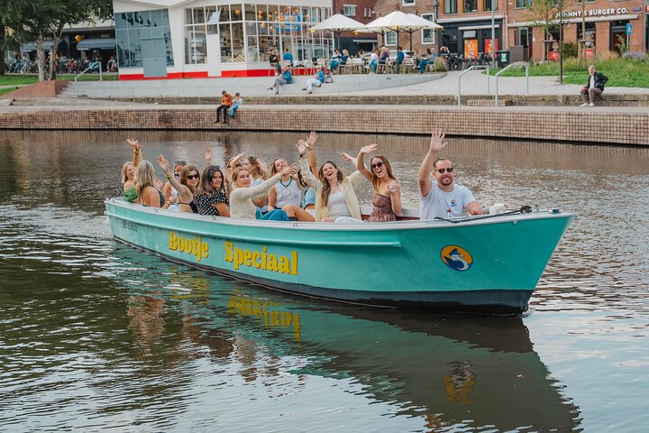 Groningen: Relaxing boat tour with unlimited drinks: 1.5 hours