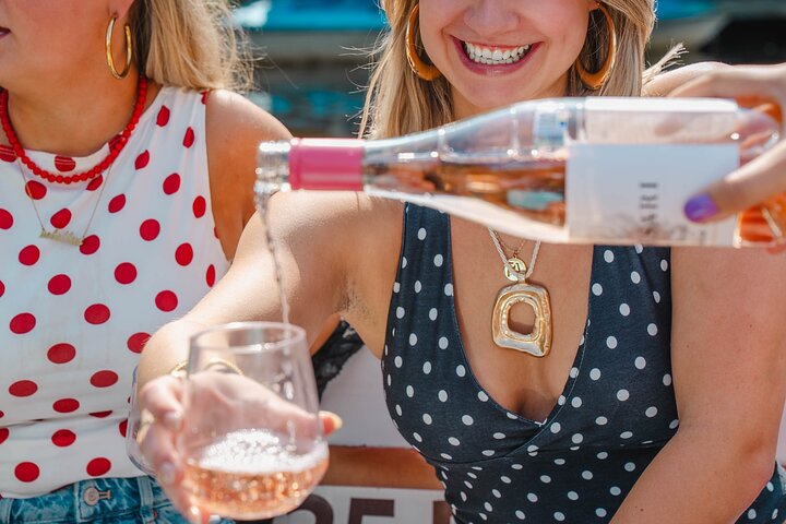 Groningen: Relaxing boat tour with unlimited drinks: 1.5 hours