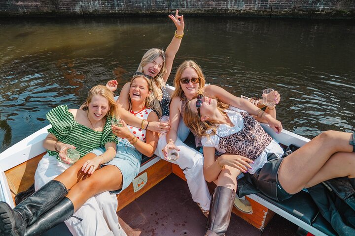 Groningen: Relaxing boat tour with unlimited drinks: 1.5 hours