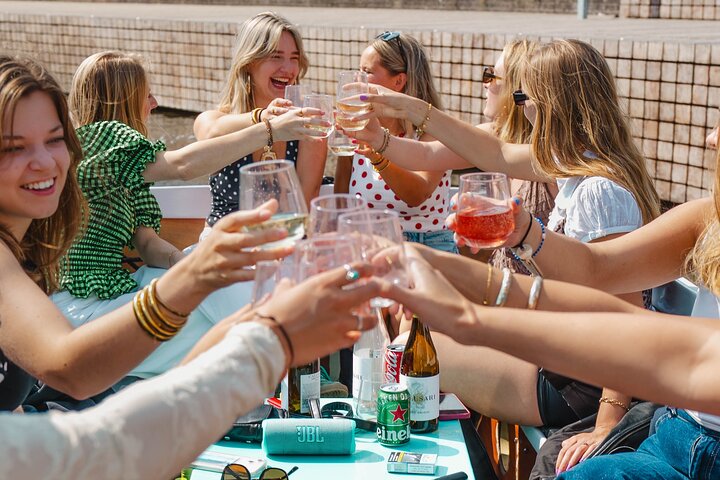 Groningen: Relaxing boat tour with unlimited drinks: 1.5 hours