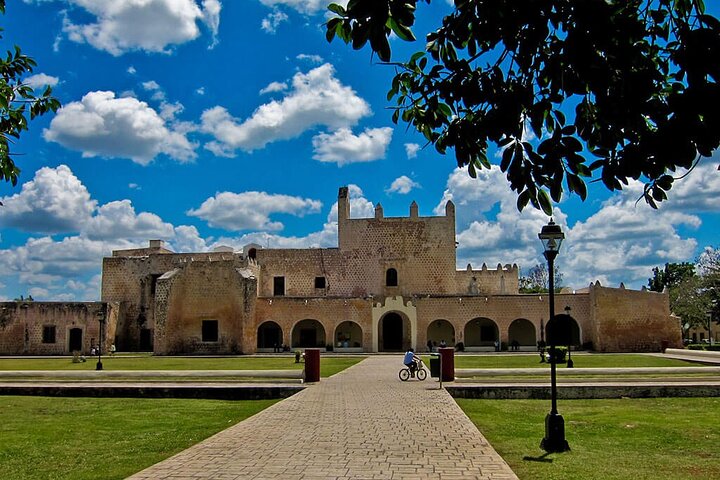 Chichen Itza, 2 cenotes Ik Kil and Hubiku, visit to Valladolid