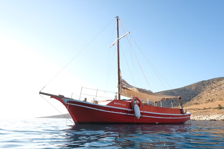 Private Cruise: Explore Rina’s Cave & Enjoy Fresh Seafood Onboard