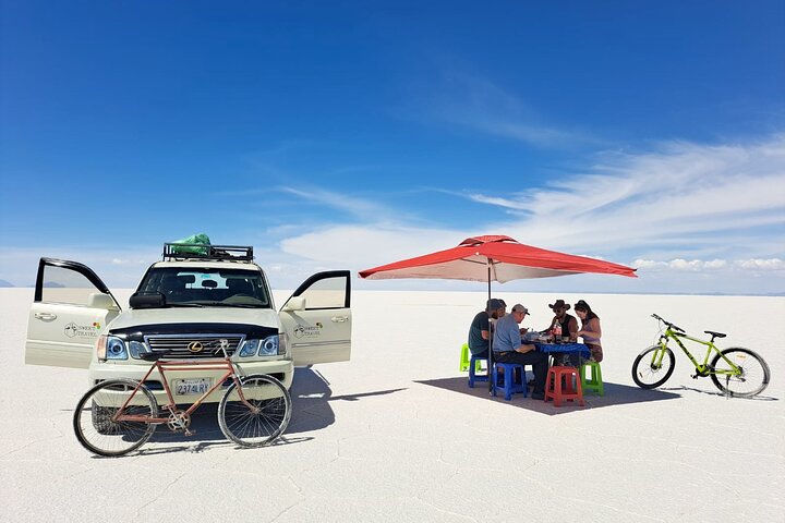 Salar de Uyuni Tour 1 day with Sunset
