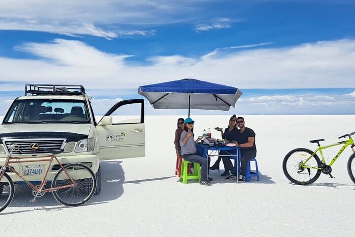 Salar de Uyuni Tour 1 day with Sunset