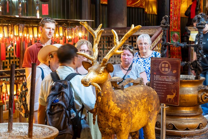 Top-Rated Hong Kong Tour: Peak Tram, Dim Sum & Cultural Sights