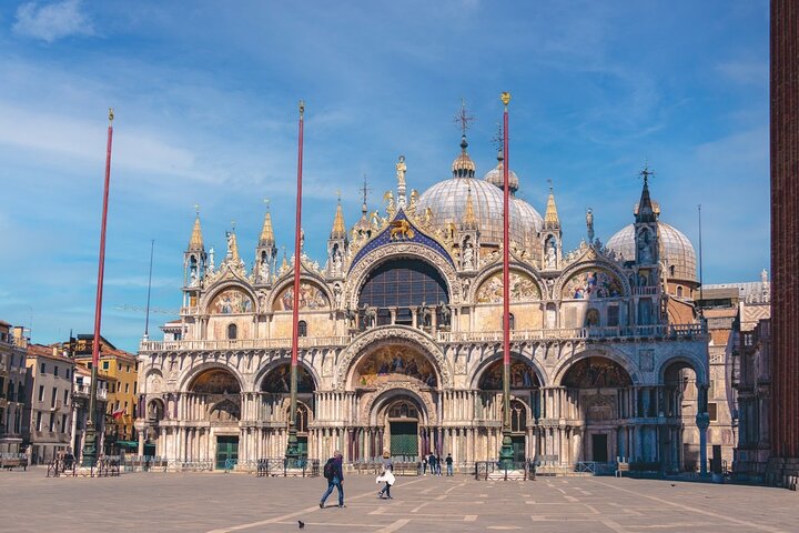 St. Mark's Basilica & Doge's Palace Guided Tour with Gondola Ride