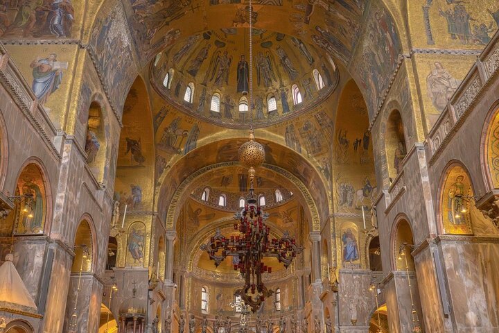 St. Mark's Basilica & Doge's Palace Guided Tour with Gondola Ride
