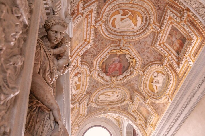 St. Mark's Basilica & Doge's Palace Guided Tour with Gondola Ride
