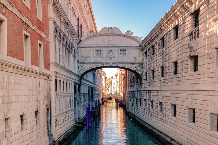 St. Mark's Basilica & Doge's Palace Guided Tour with Gondola Ride