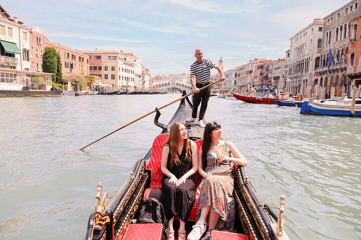 St. Mark's Basilica & Doge's Palace Guided Tour with Gondola Ride