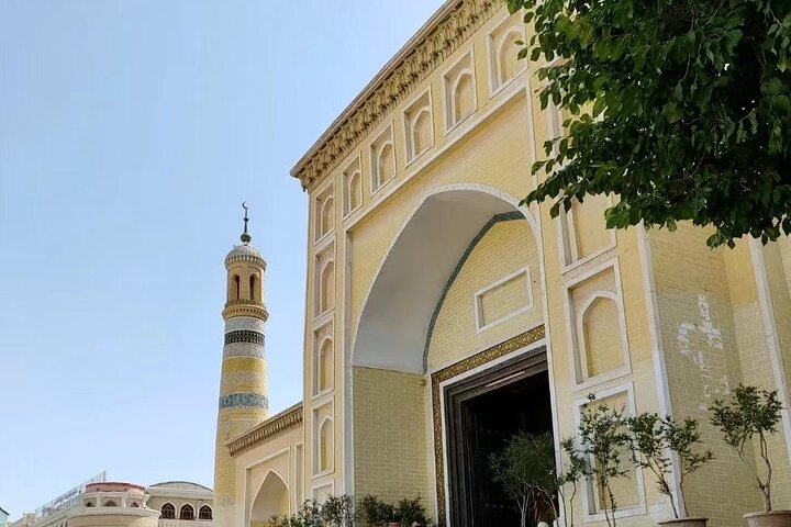 Private Day Tour to Kashgar from Urumqi by Round-way Flight
