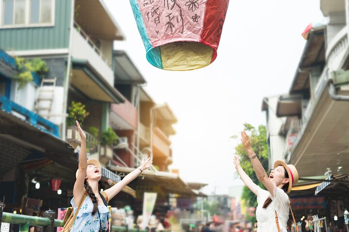 Private Tour to Jiufen, Yehliu Geopark, and Pingxi