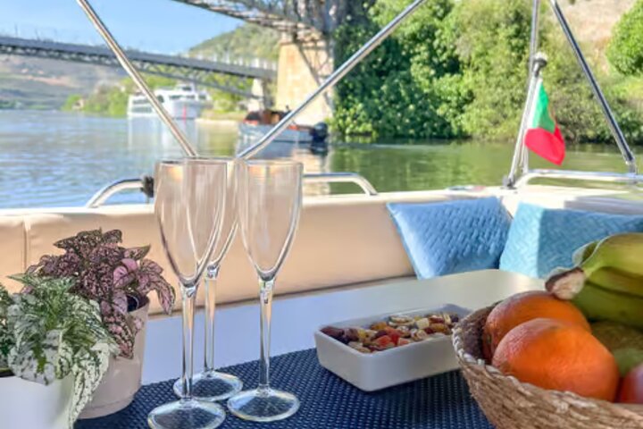 Douro River Cruise from Pinhão with Scenic Train Return