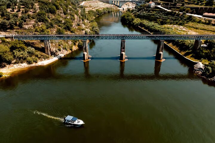 Douro River Cruise from Pinhão with Scenic Train Return