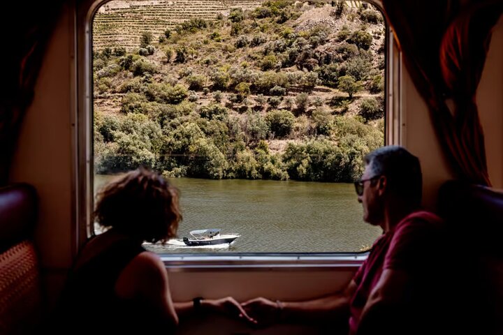 Douro River Cruise from Pinhão with Scenic Train Return
