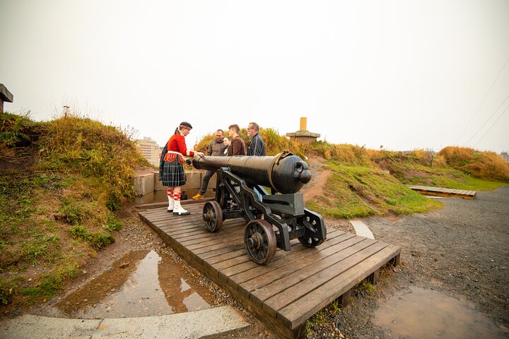 Halifax Premium Tour: Peggy's Cove, Citadel & Titanic Cemetery
