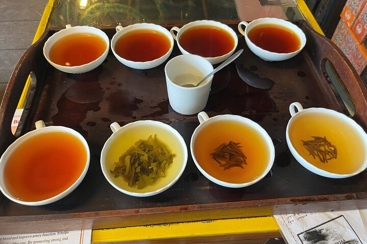 Kandy to Nuwara Eliya Private Day Tour: Tea Factory& Gregory Lake