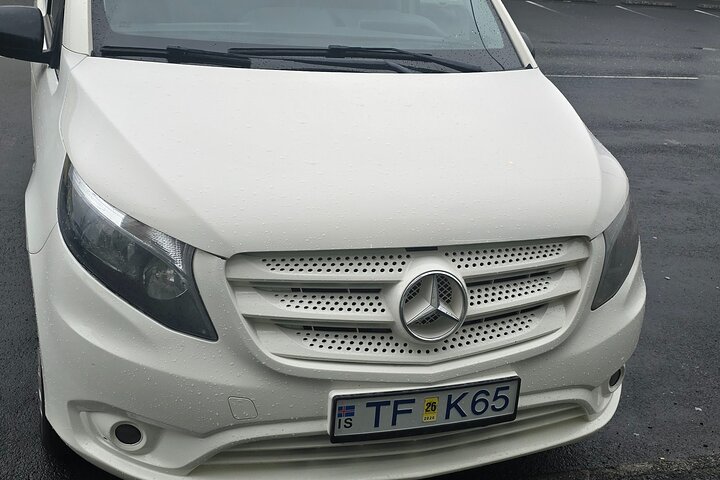 Keflavik Airport: One-way Private Transfer to/from Reykjavik