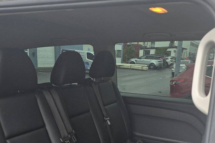 Keflavik Airport: One-way Private Transfer to/from Reykjavik