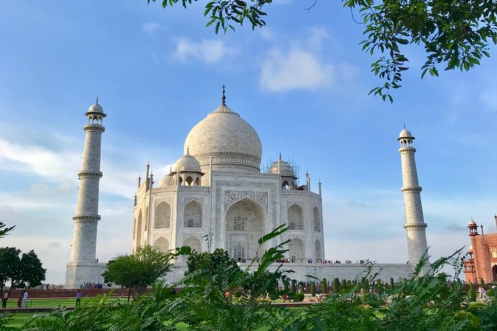 1-Day Trip to Taj Mahal and Agra from Mumbai with Both Side Commercial Flights