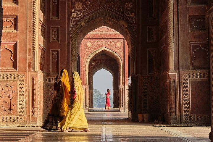 Day Trip to Taj Mahal and Agra from Ahmedabad with Both Side Commercial Flights