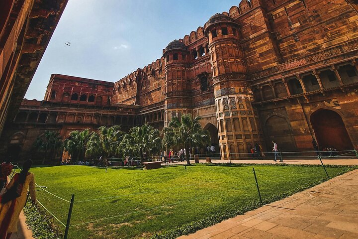 Day Trip to Taj Mahal and Agra from Ahmedabad with Both Side Commercial Flights