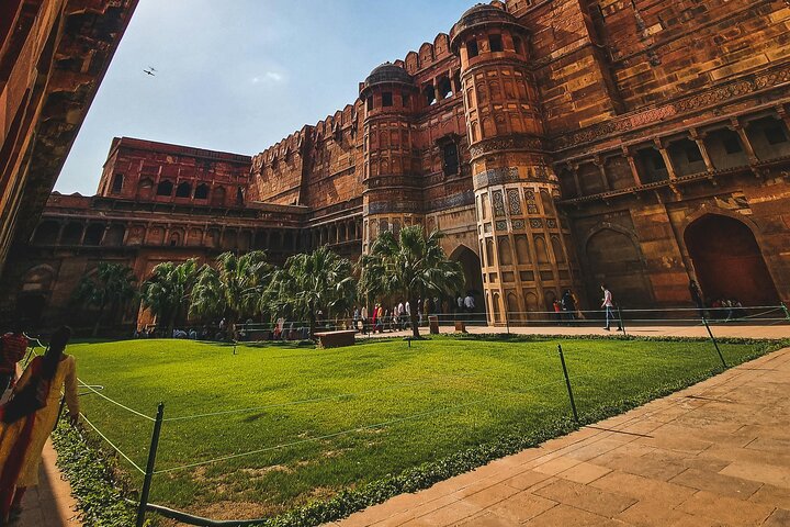 Day Trip to Taj Mahal and Agra from Hyderabad with both side Commercial Flights