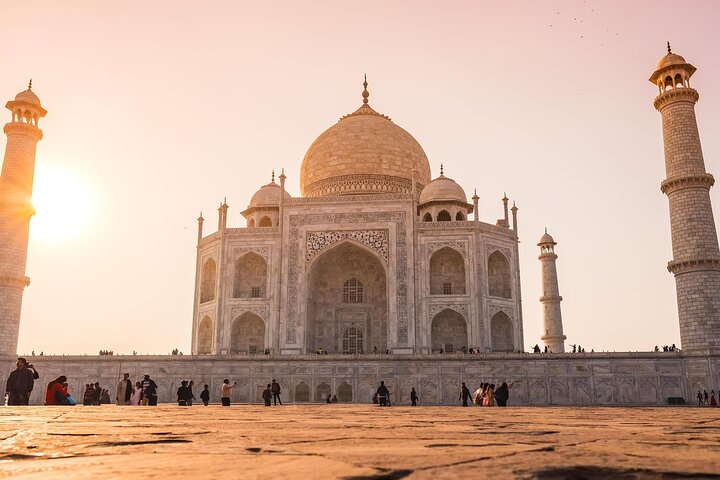 Day Trip to Taj Mahal and Agra from Hyderabad with both side Commercial Flights