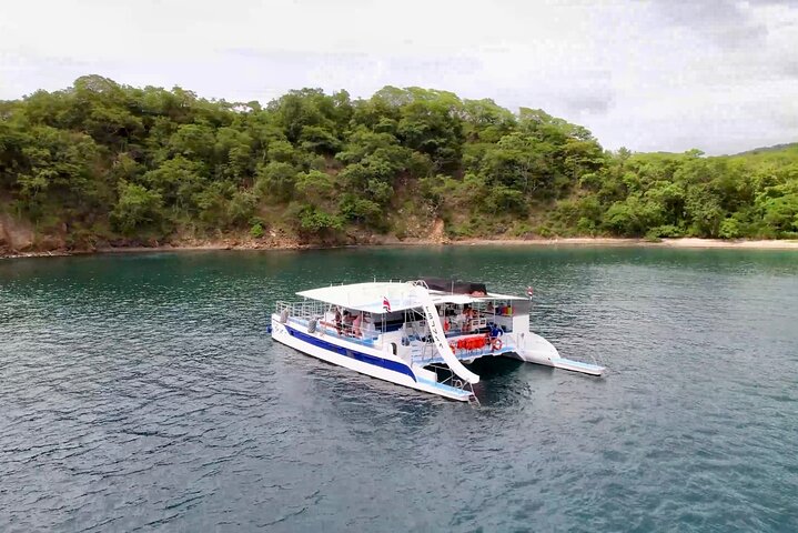 Snorkeling and Sunset Catamaran Cruise from Tamarindo