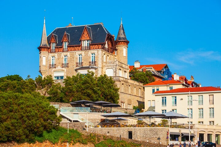 Hello Biarritz: Private 2-Hour Intro City Walk with Local Guide