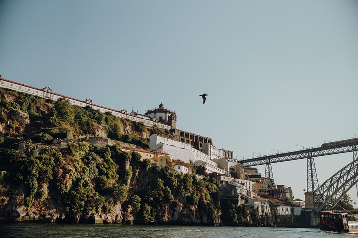 Porto: Douro Small Group Boat Cruise with Port Wine and Snacks
