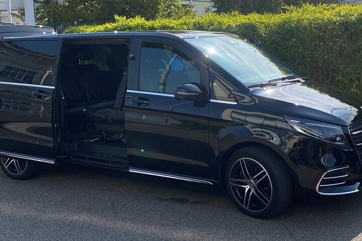 Private Transfer Paris ↔ Versailles Palace (Round Trip) by van